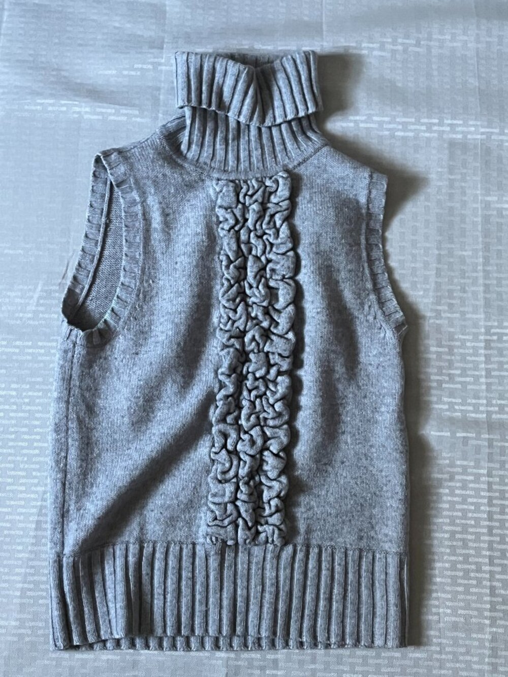 Beautiful vintage gray  tunel neck sweater sleevesless for women's size Large .